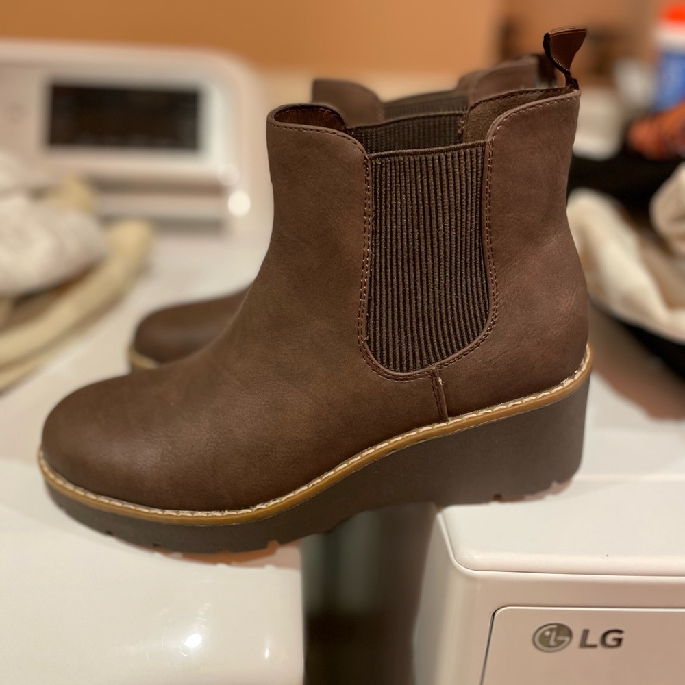 ATHLEFIT WEDGED SLIP ON BOOTIES
